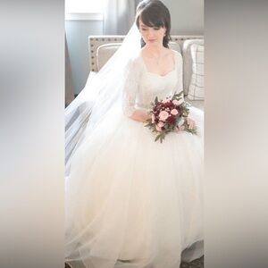 Lace 3/4 sleeve wedding dress size 0